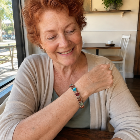 Red-haired woman wearing the Aura bracelet at a cafe